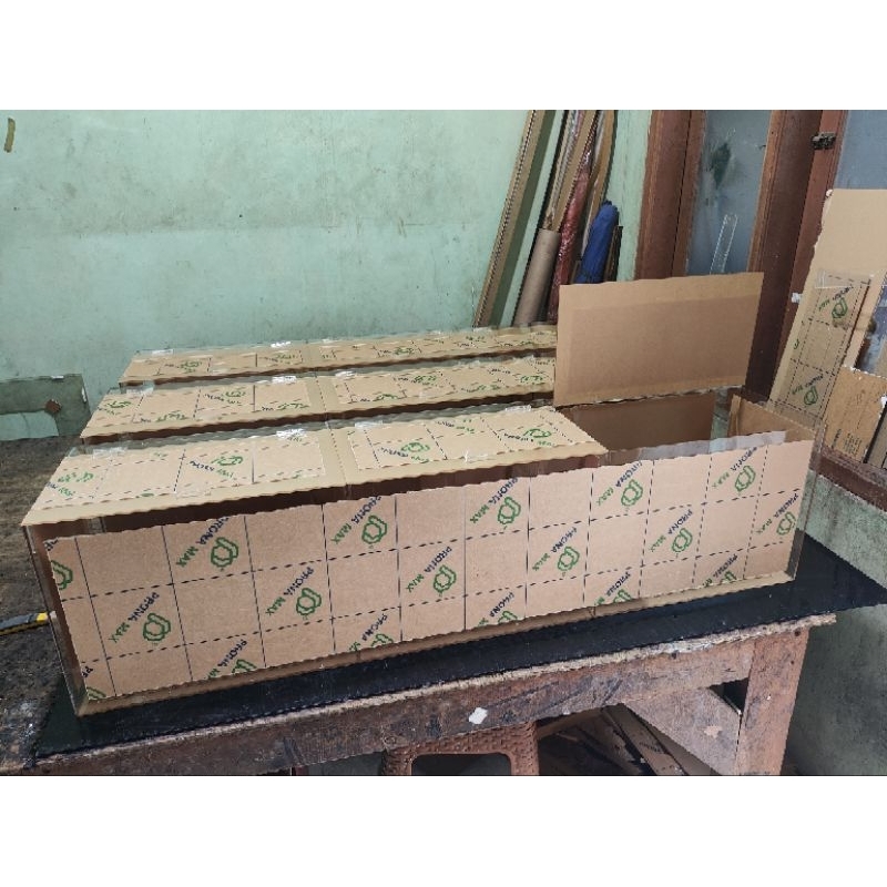 Display Akrilik tempat snack 3ruang/rak perlengkapan toko jajanan