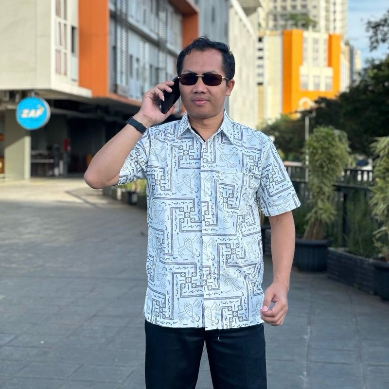 Hem batik pria PUTIH 830 bahan katun lengan pendek