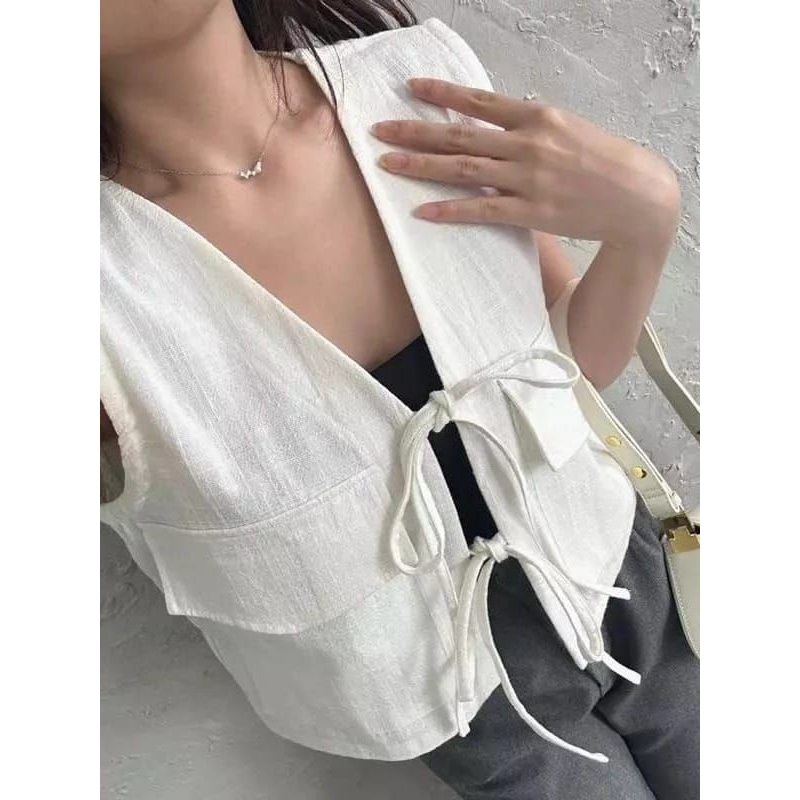 Rompi Crop Putih Model Cardigan Berkantong Gaya Korea