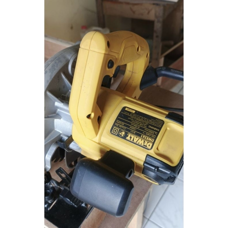 gergaji circular saw dewalt dwe 561