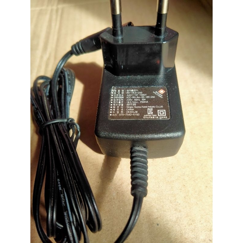 ADAPTER CHARGER BOR 18,5V-250mA SWISS MILITARY ORI BEKAS.