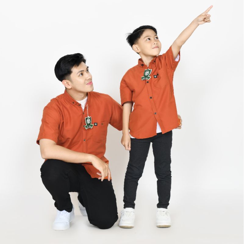 KEMEJA COUPLE AYAH DAN ANAK LENGAN PENDEK WARNA TERACOTA / MERAH BATA
