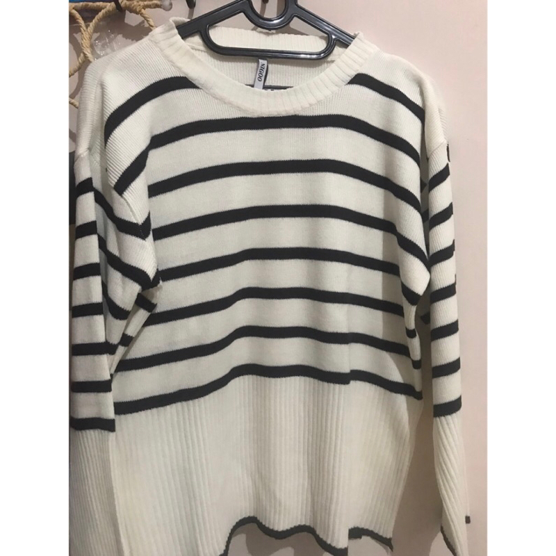 Sweater Nigoo belang hitam putih