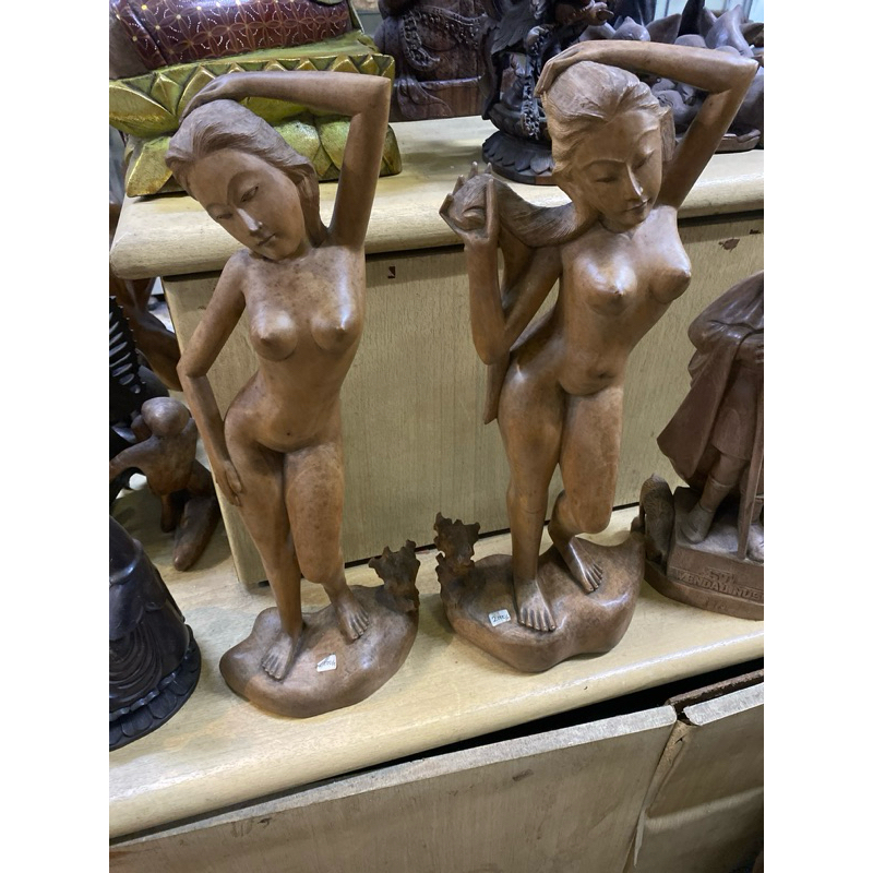 Patung wanita telanjang