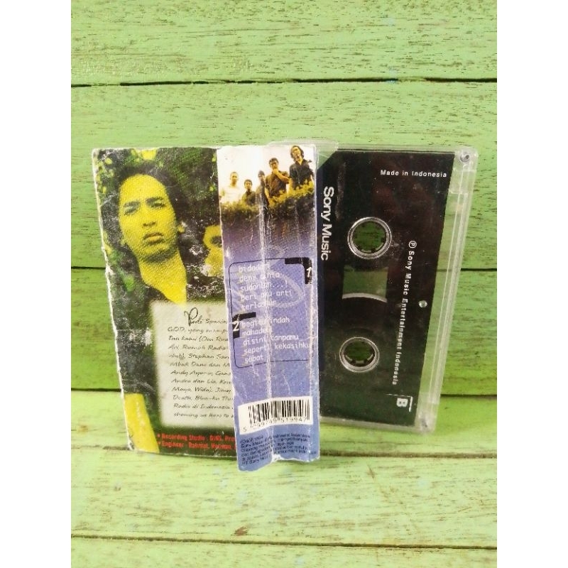 kaset Padi - Lain Dunia