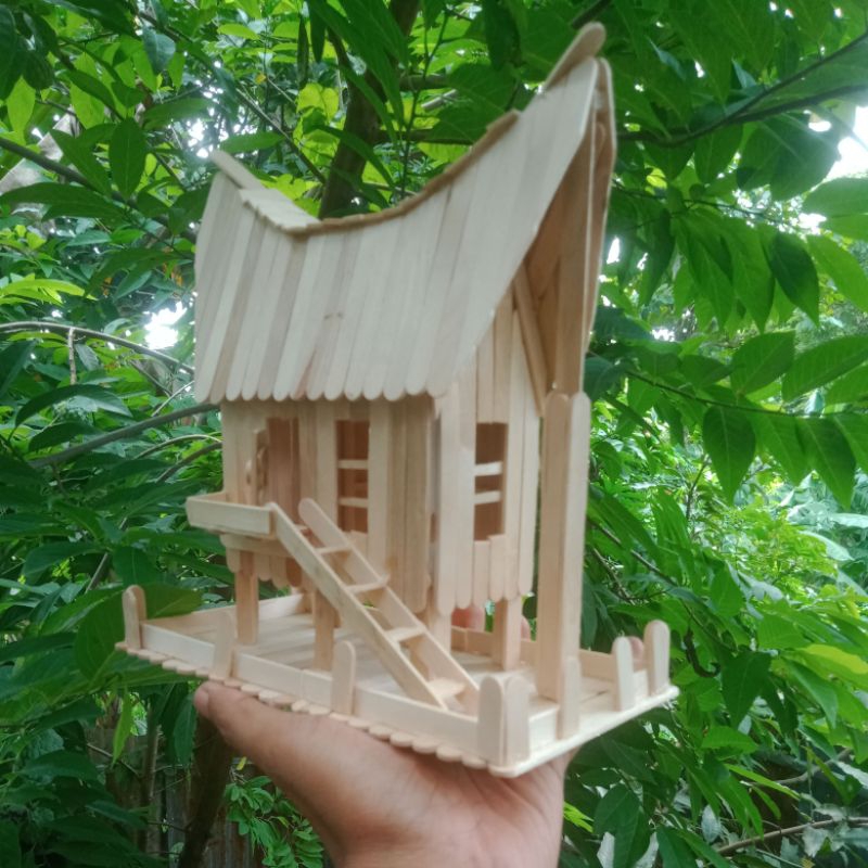 miniatur rumah adat tongkonan Toraja Sulawesi Utara dari stik es krim