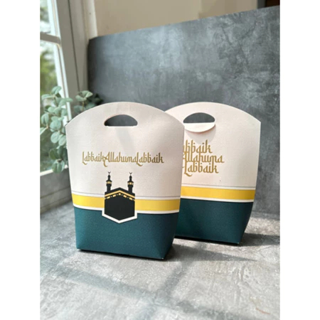 

( 10 pcs ) paperpuchh haji kemasan souvenir oleh oleh haji laminasi doff bahan ivory box hampers umroh size 24x27x7 cm