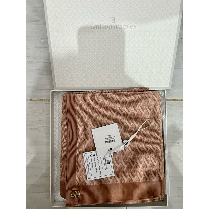 Buttonscarves Bimu Pleated Shawl