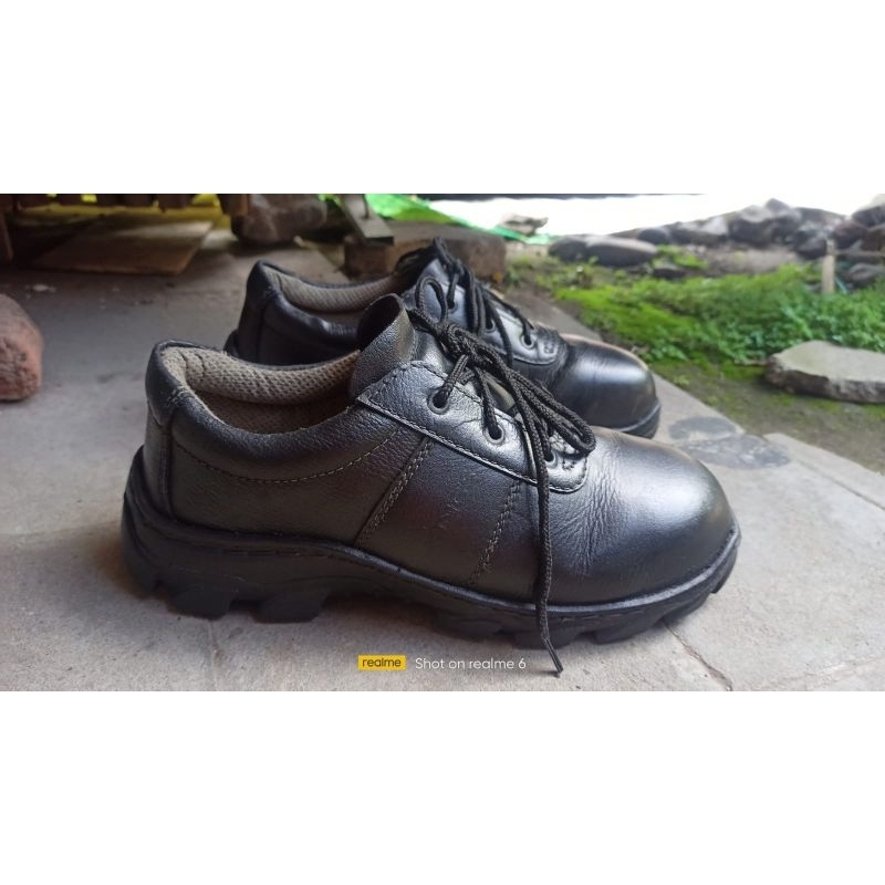 sepatu safety pendek kulit Kings 42 second