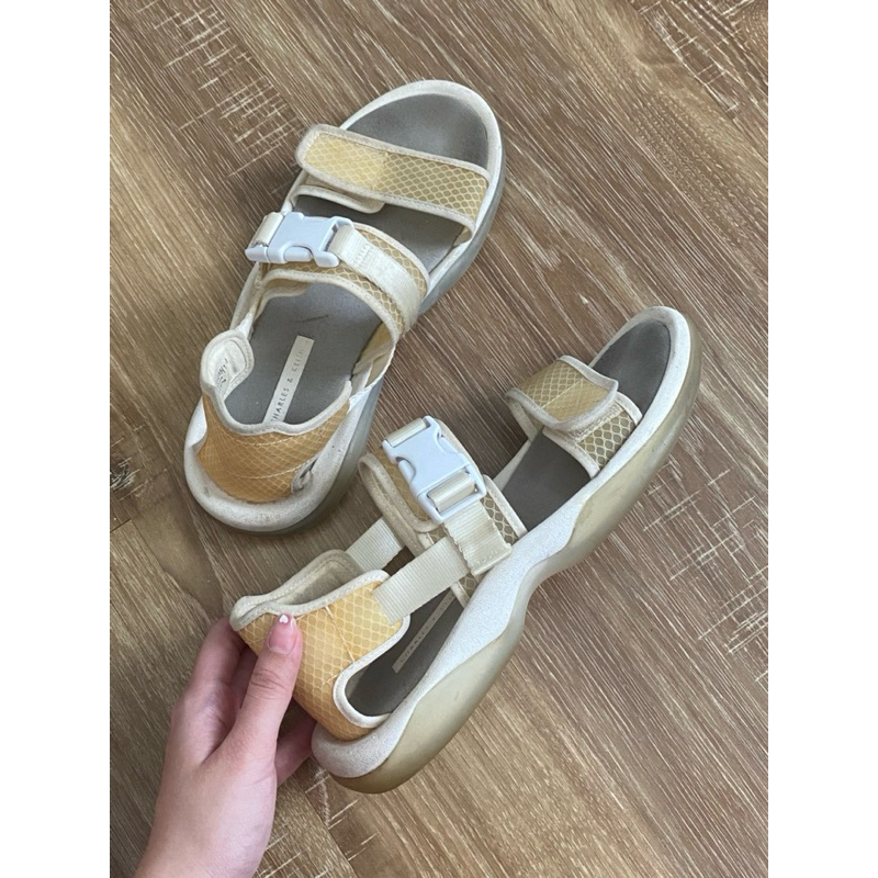 [second] strappy sandal charles & ketih original - sendal putih hijack