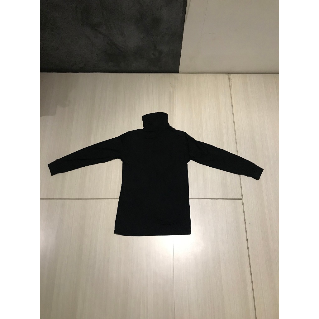 Turtleneck hitam UNIQLO
