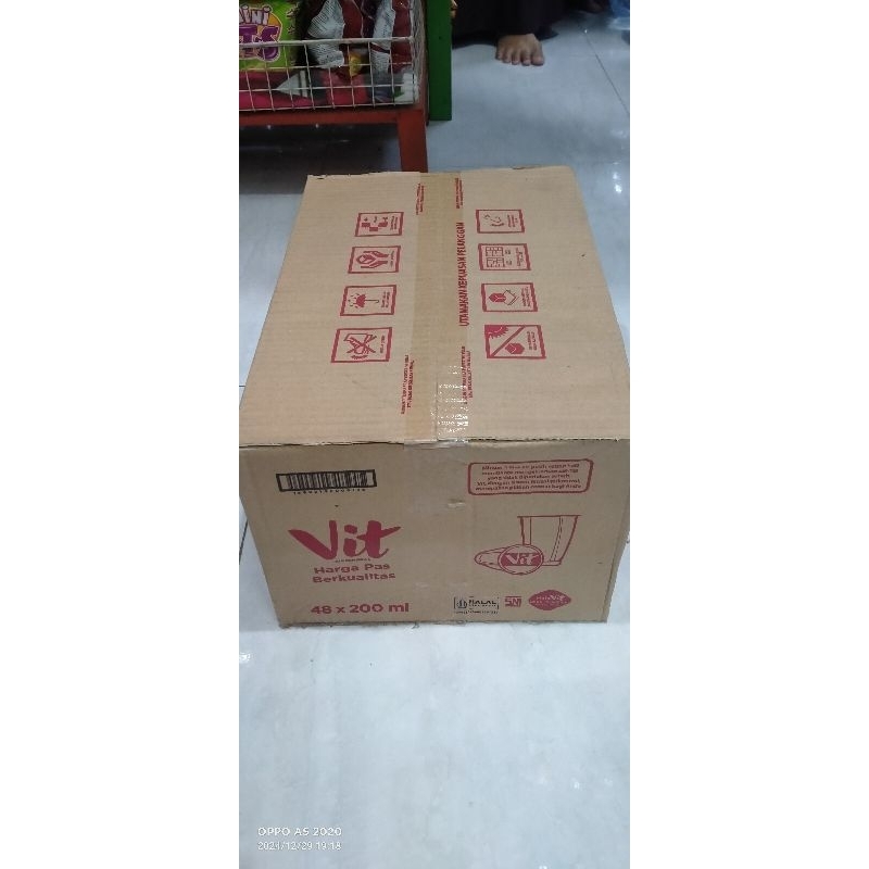 

air mineral merk vit ukuran 200ml gelas