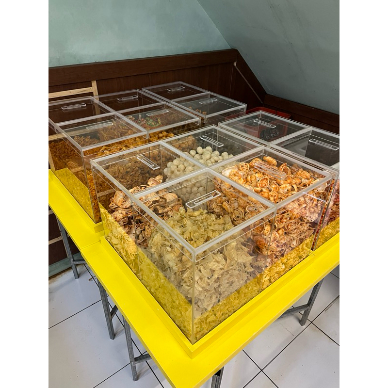 

cemilan pedas mix 12 varian ( basreng, kerupuk rafael , beton, makroni, kerupuk bawang, dll)