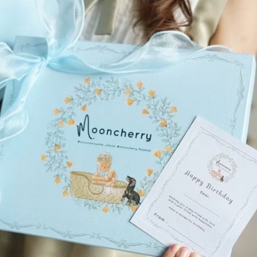 

Mooncherry - Gift Box + birthday card