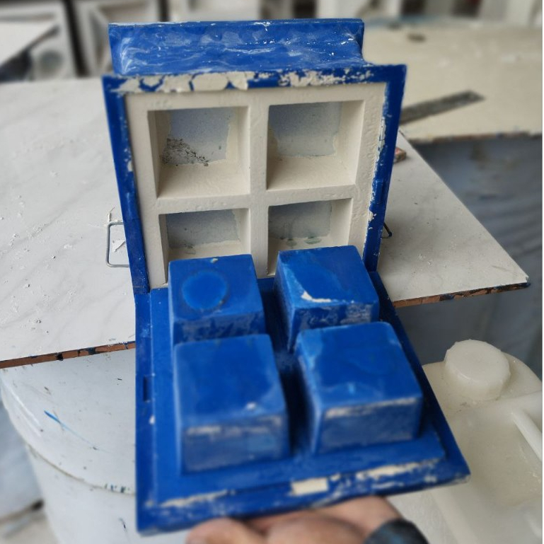 Cetakan Loster Beton Motif Dadu Lubang 4  Ukuran 20x20cm Tebal 10cm