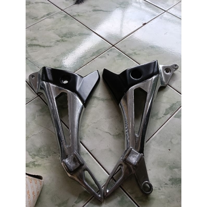 dudukan postep pangkon foostep pijakan kaki belakang Revo lama / Supra 125 new