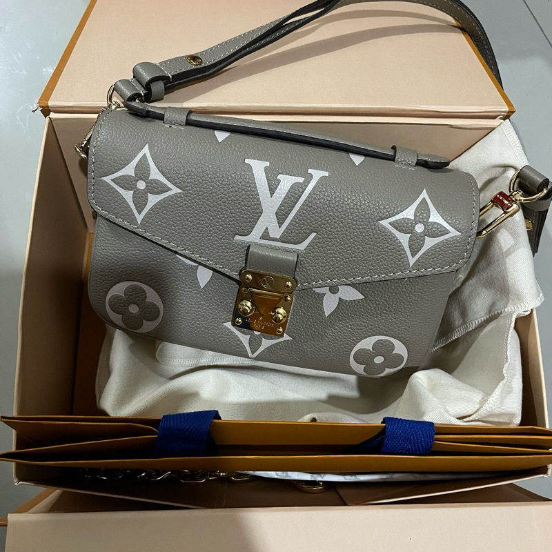 LV pochette metis east west