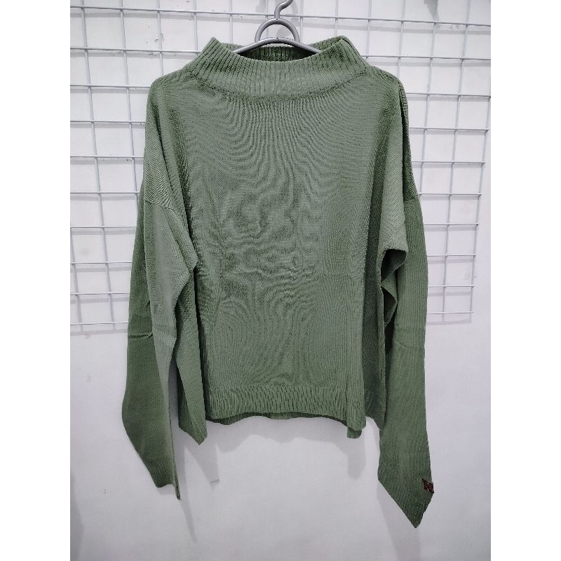 ATASAN SWEATER KNIT CROP RAJUT SAGE GREEN HARDWARE (preloved)