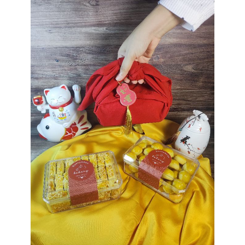 

Hampers Imlek 2025. PAKET FUROSHIKI. Nastar/Kastengels Premium Wisjman