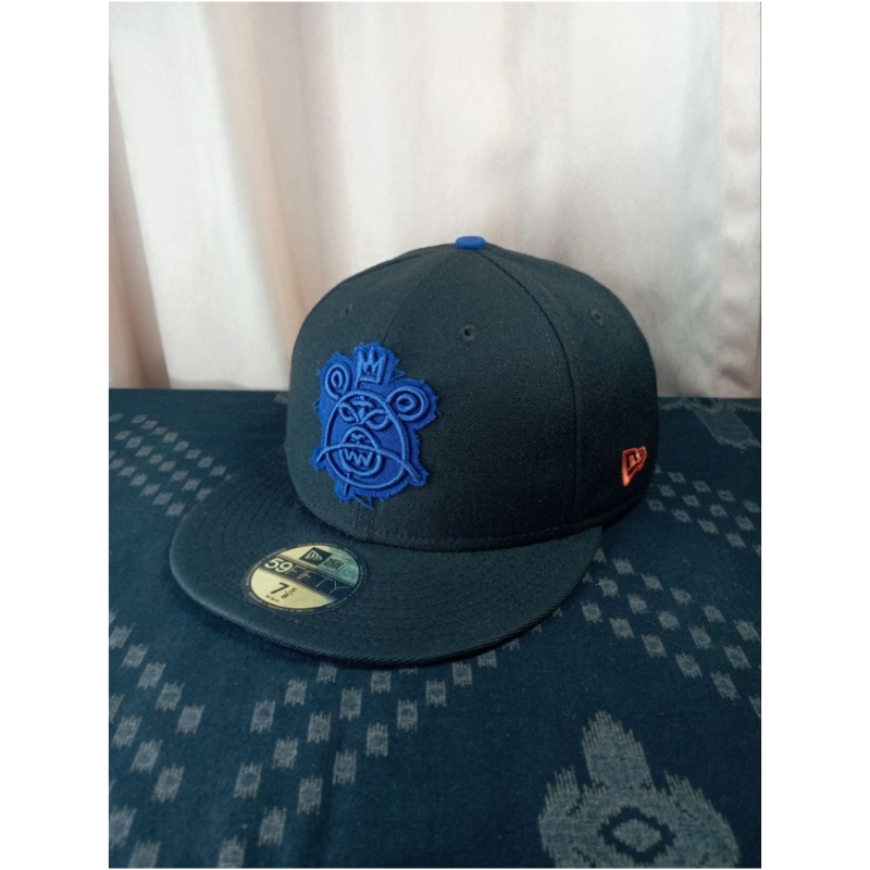 Topi Original New Era fitted size 7 5/8 (60.6 cm) logo MNWKA Mishka 'The Bear'
