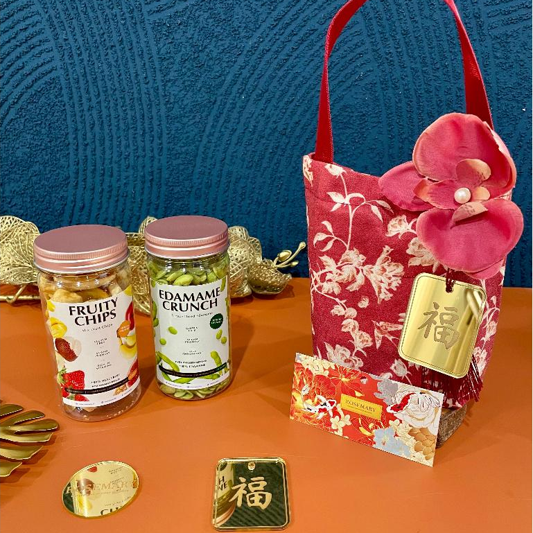 

Hampers Imlek 2025 - CNY Hampers - Koi Fish Box Hampers - Healthy and Nutritious Snack Gift
