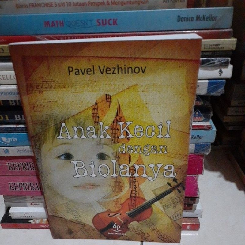 Anak kecil dengan biolanya