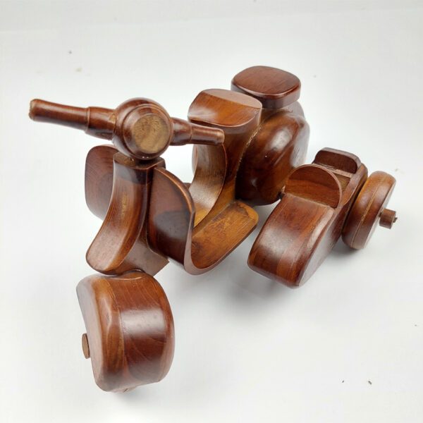 Miniatur Vespa Klasik Gandeng Kerajinan Kayu Jati
