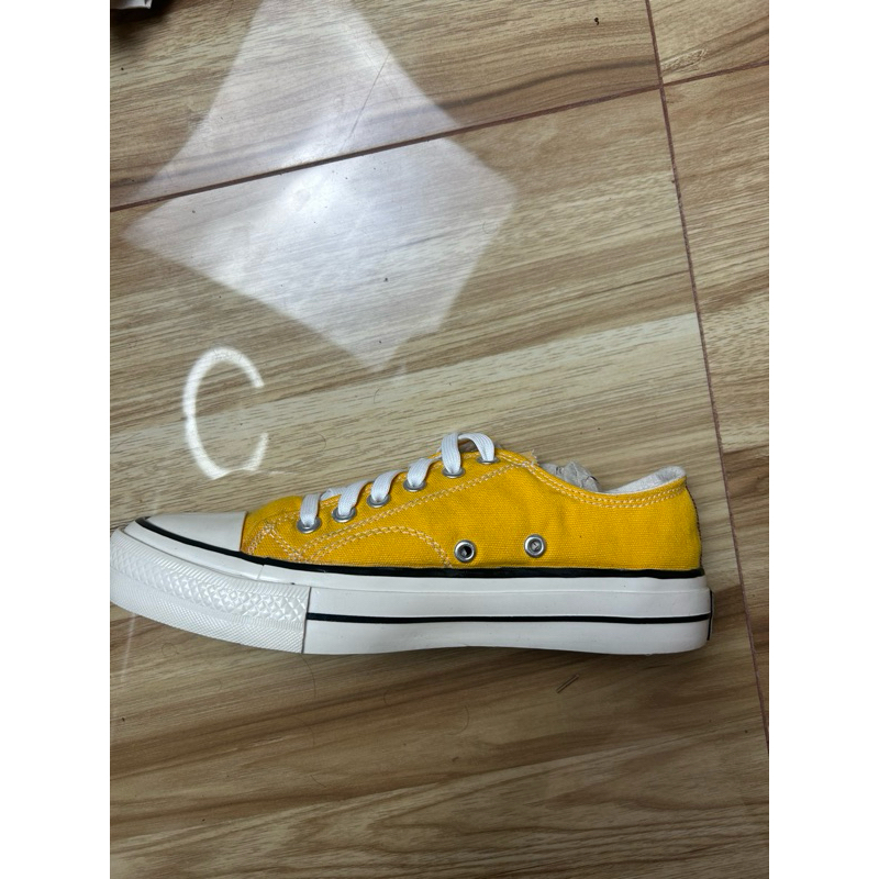 converse yellow low