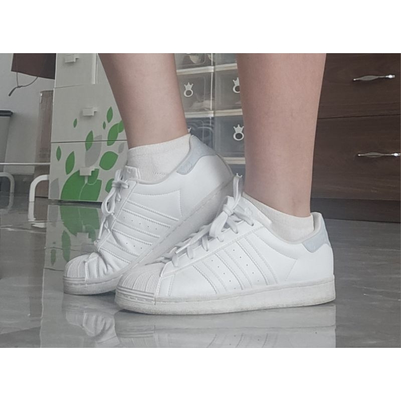 PRELOVED...  Sepatu sneakers putih original