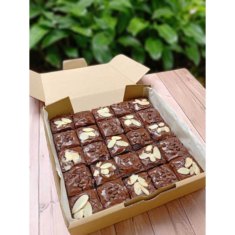 

Brownies Fudgy Dark Coklat 20 * 10 Brownies Coklat Ukuran 20*10 Isi 18 Pcs Bahan Premium Kue Kukus