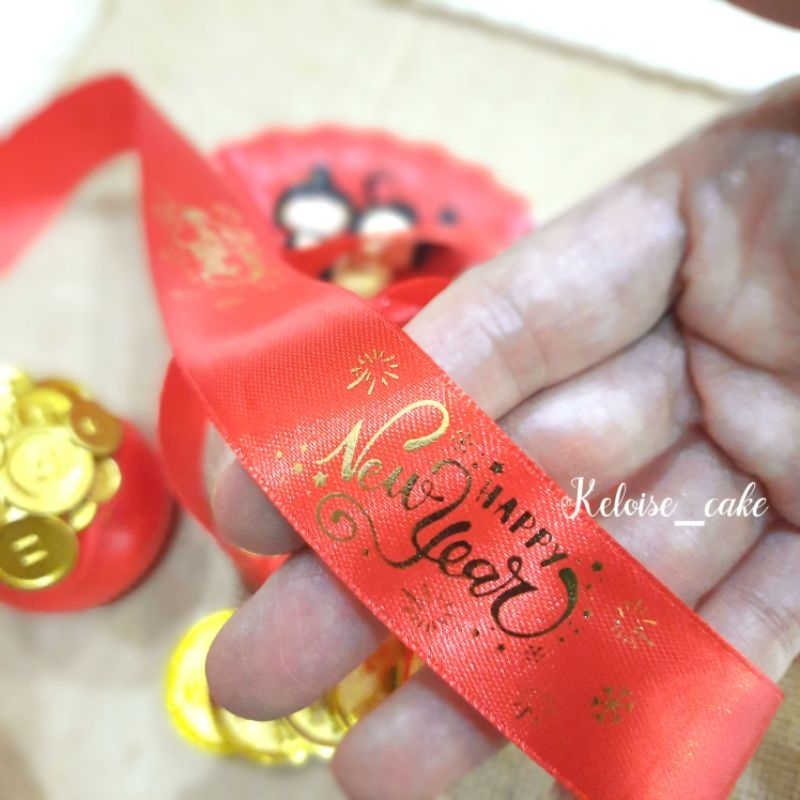 

PITA CNY/IMLEK/CHINESE NEW YEAR WARNA MERAH UKURAN LEBAR 2,5 CM- PANJANG 22 METER