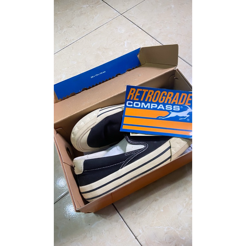 Compas Retro Slip On