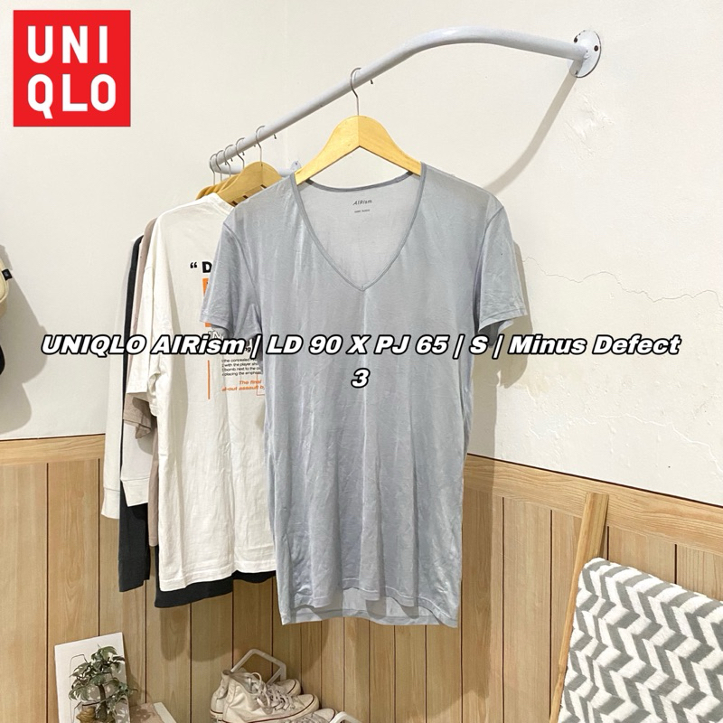 Kaos Lengan Pendek Uniqlo AIRism Abu Unisex Vneck Size M Minus Defect