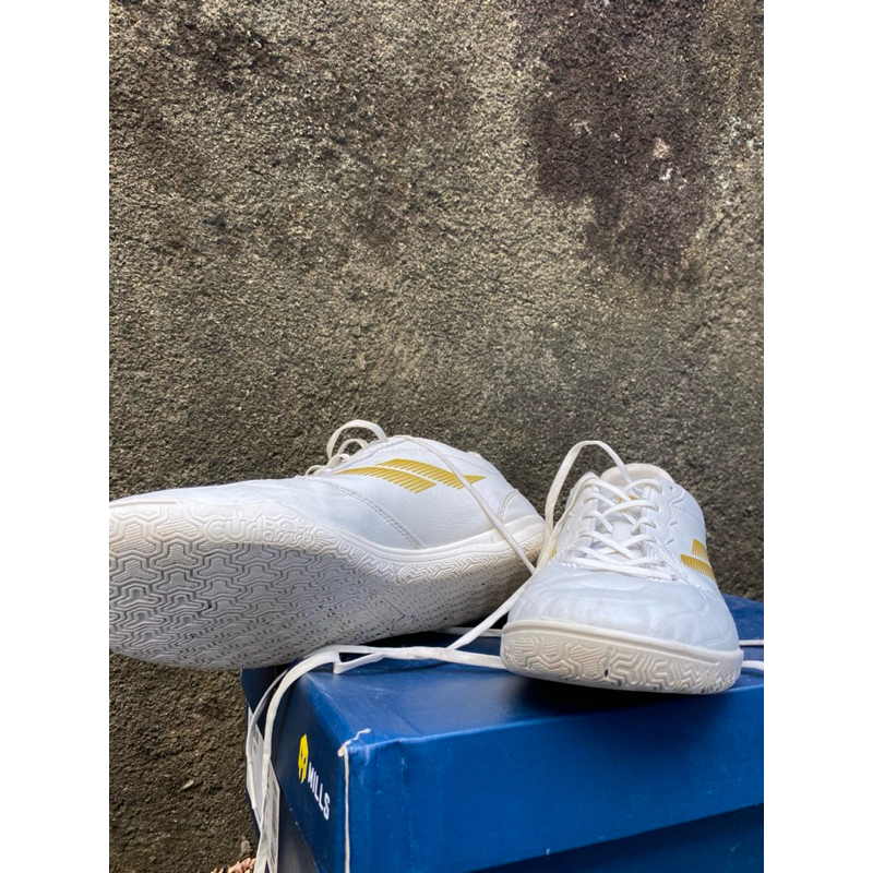 sepatu futsal mills second