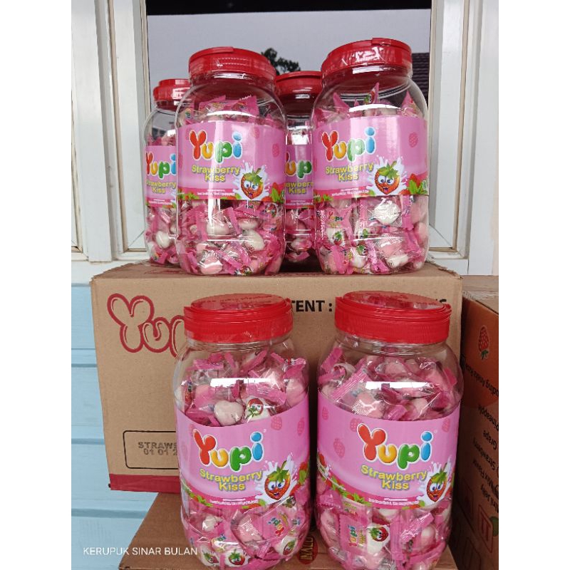 

YUPI STRAWBERRY TOPLES 300 GRAM