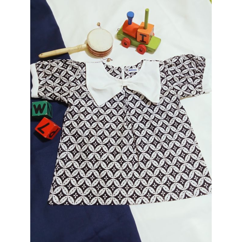 Batik Blus Anak Kawung hitam mix putih bahan katun Leher Pita Batik Modern