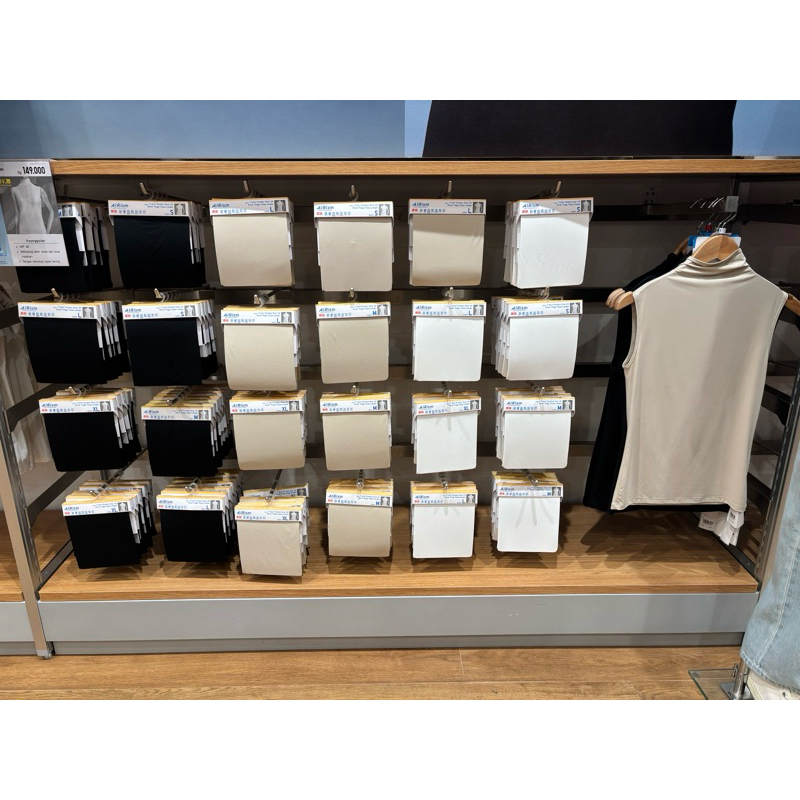 Uniqlo airism manset kerah tinggi tanpa lengan