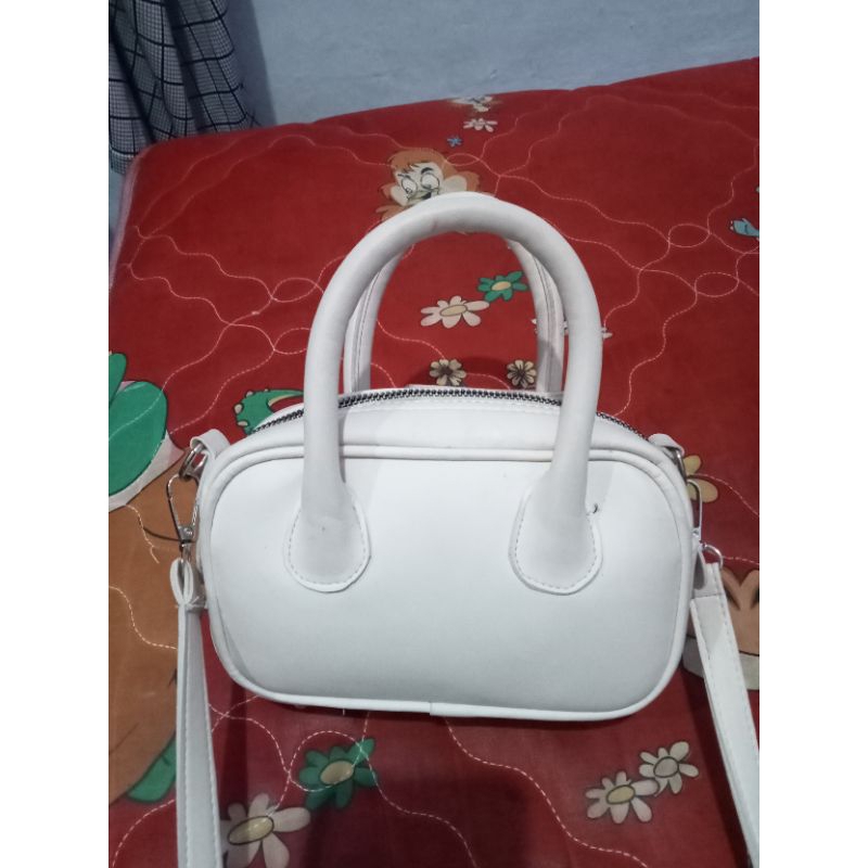 tas selempang wanita elegan warna putih minimalis