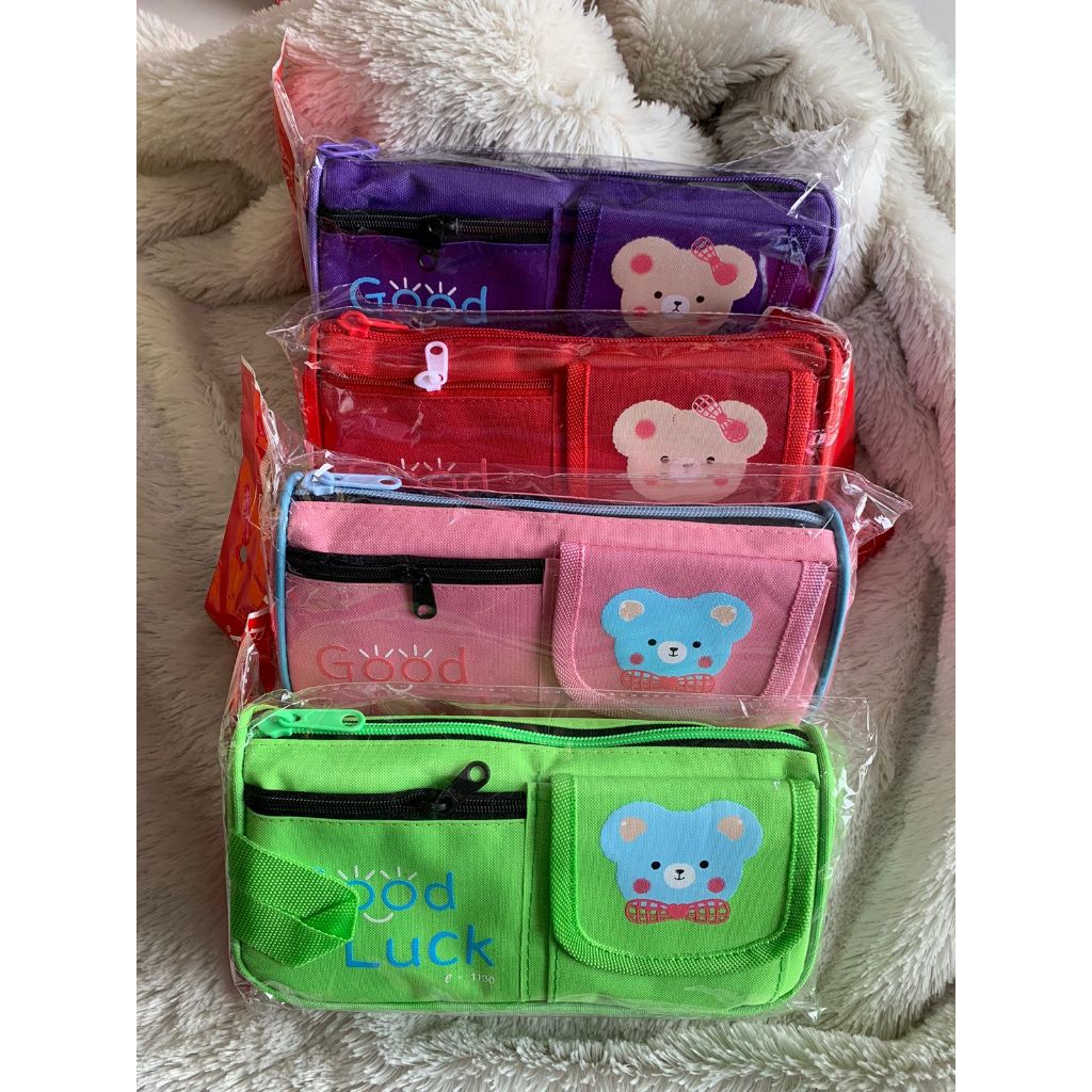 

Tempat Pensil Kain Karakter Beruang Berwarna-warni untuk Anak Sekolah Perempuan - Desk