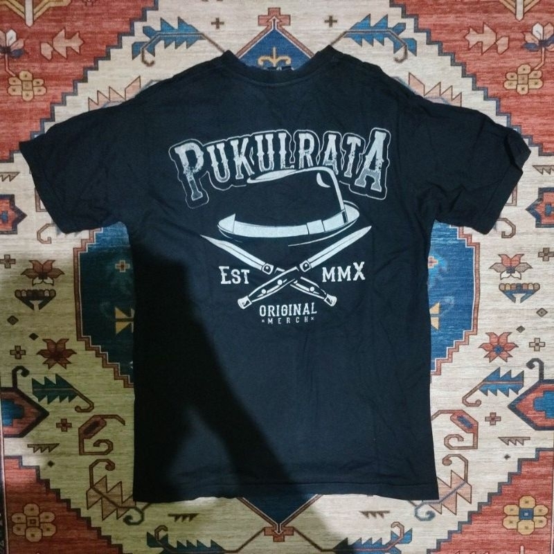 kaos pukul rata