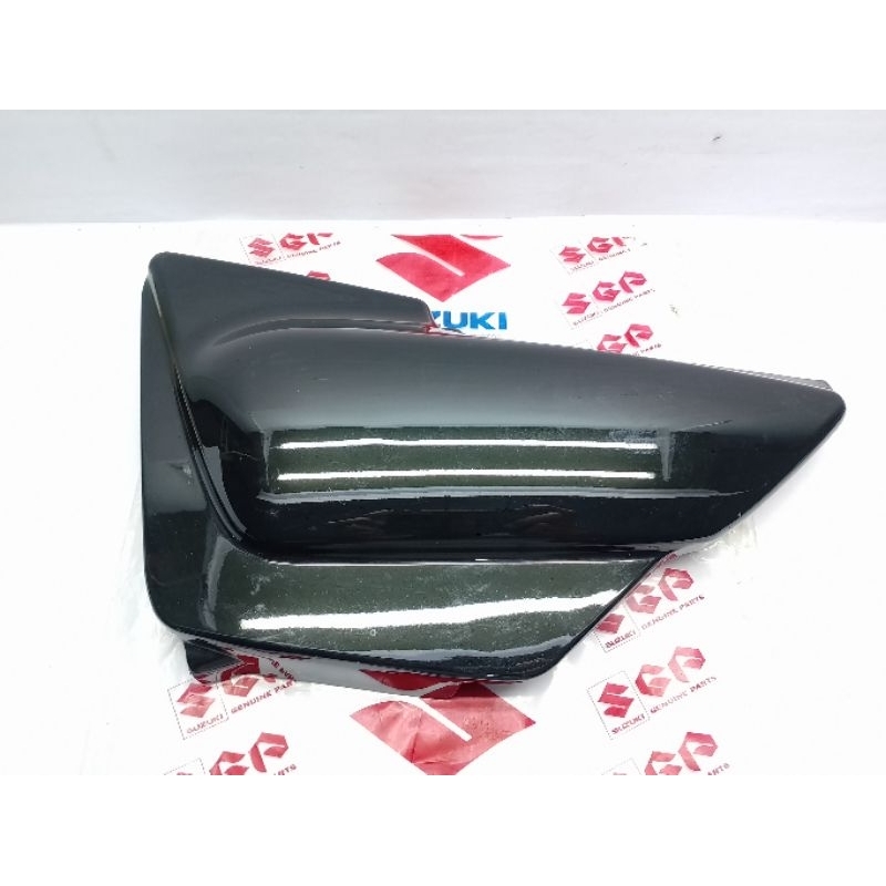 COVER TUTUP AKI ACCU KIRI SUZUKI THUNDER 125 HITAM ORIGINAL ASLI SUZUKI SGP