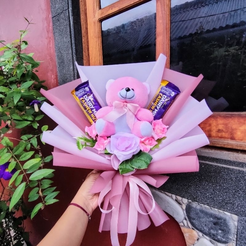 

Buket boneka gemoy Cadbury / buket bunga / buket ulang tahun / buket boneka / buket coklat / kado ulang tahun / hadiah ulang tahun / kado anniversary / hadiah anniversary / buket Valentine / buket wisuda