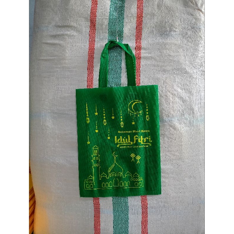 

Tas Spunbond Idul Fitri 30x40 cm Goodie Bag Lebaran Harga Perlusin ( 12 pcs )