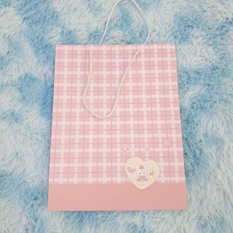 

Tas Kertas Kado Minimalis