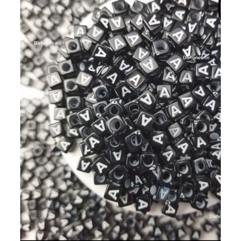 100 pcs manik huruf kotak hitam(huruf A)/manik huruf