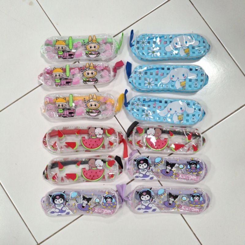 

VANILLA DOMPET PENSIL SELANG KARAKTER( 1lusin mix) HARGA GROSIR