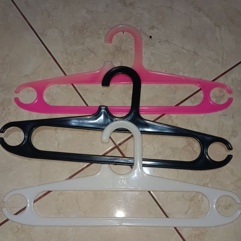 hanger gantungan baju bekas toko