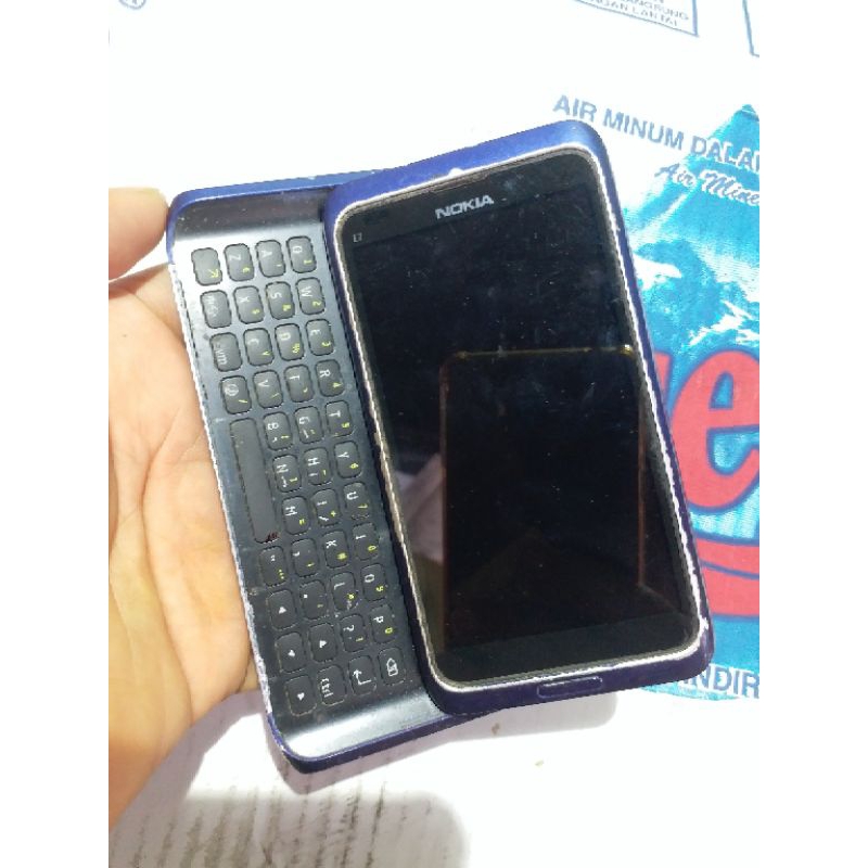 NOKIA E7 COMMUNICATOR BAHAN