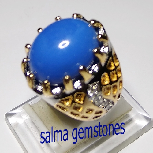 cincin batu posfor nyala dalam air warna biru