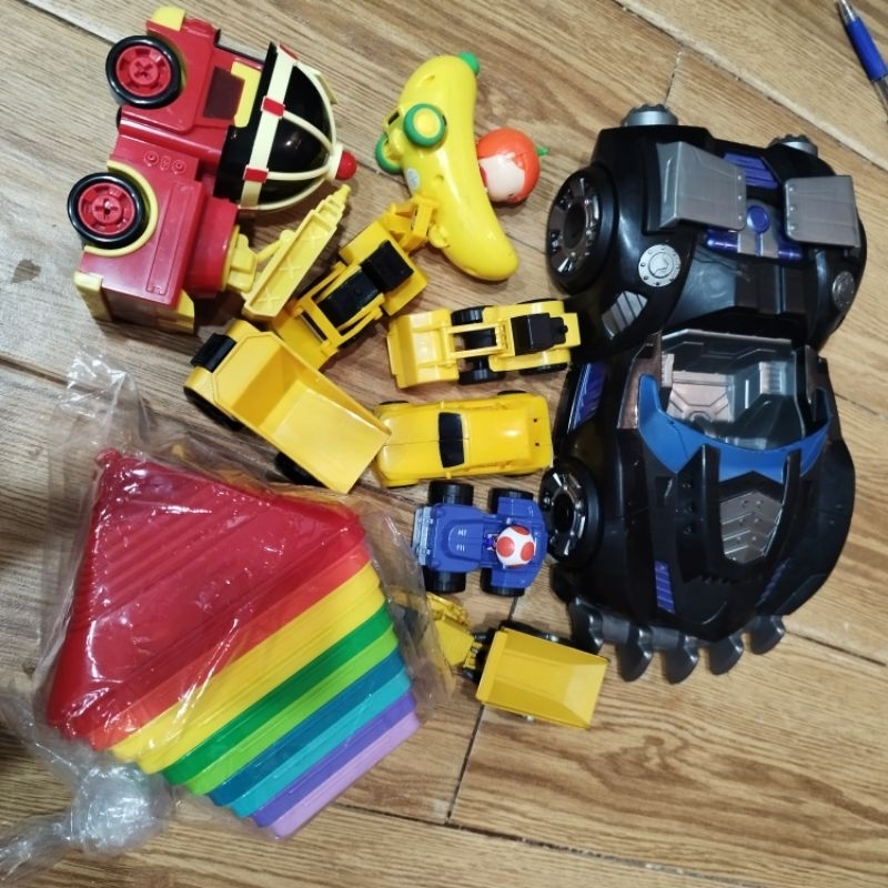 mainan mobilan kuning